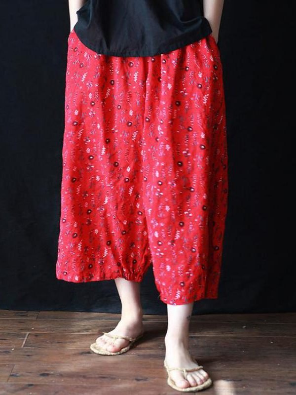 Укорочені штани червоного кольору з квітковим принтом